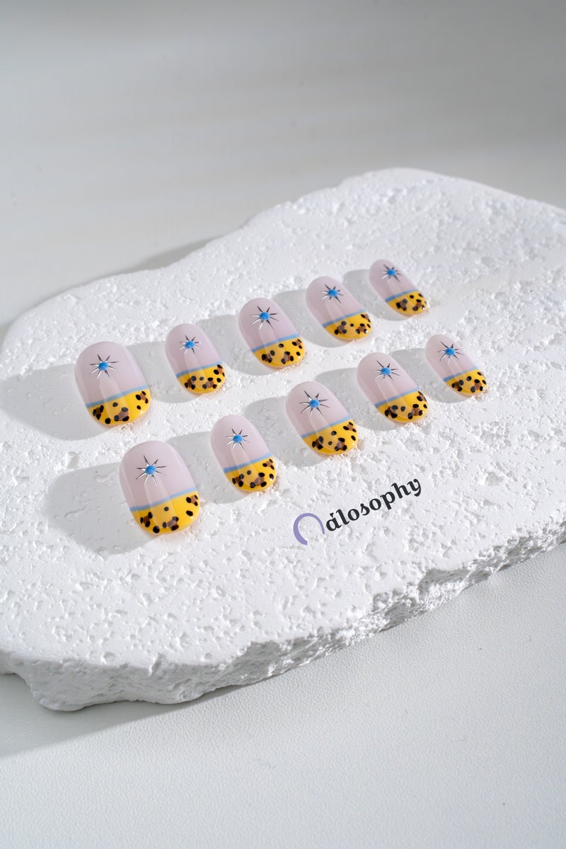 Nailosophy أظافر جل مضغوطة يدوية الصنع بتصميم ريترو بنفسجي فاتح وأصفر مع نجوم متفجرة | شكل بيضاوي - Image 1